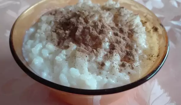 Rijstpudding met melk en kaneel