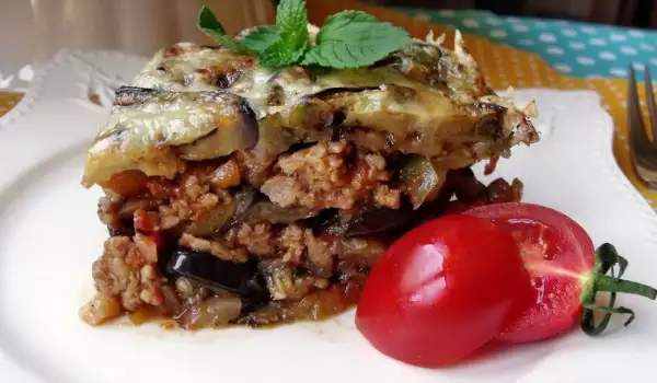 Moussaka van aubergine, tomaat en gehakt