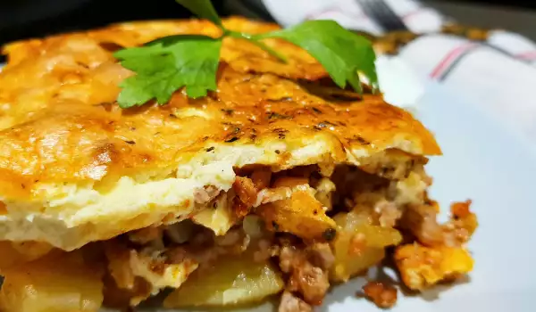 Traditionele moussaka met gehakt en aardappelen