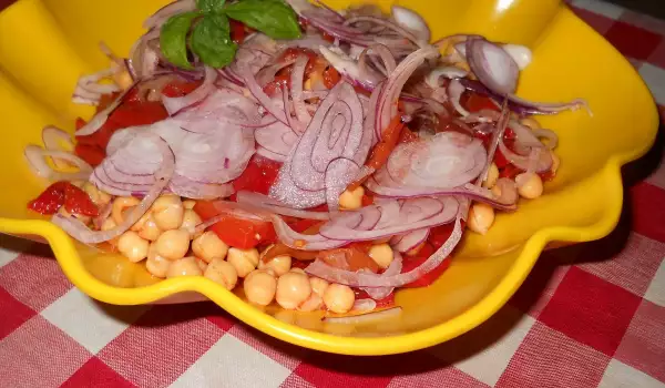 Salade met kikkererwten, geroosterde paprika en ui