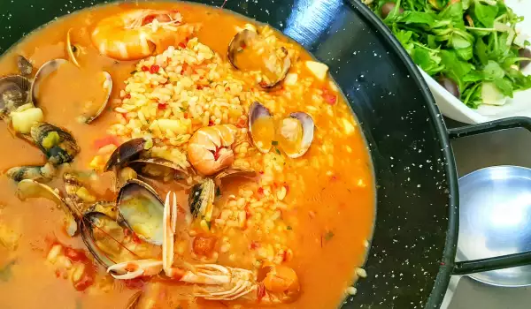 Arroz caldoso met mosselen, calamares en garnalen