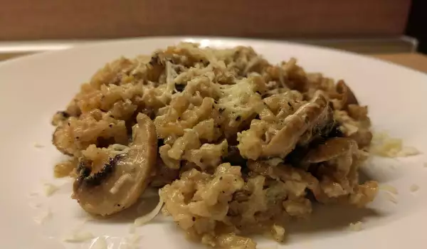 Rijst met bospaddenstoelen, kookroom en kurkuma