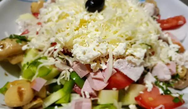 Ovcharska salata - Bulgaarse herderssalade met kip