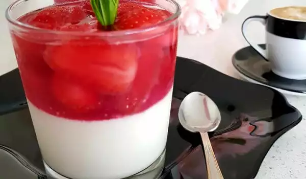 Italiaanse panna cotta met aardbeien in een glas