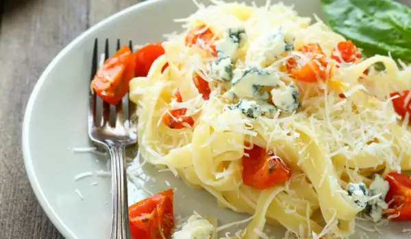 Pasta met knoflook, tomaten en basilicum