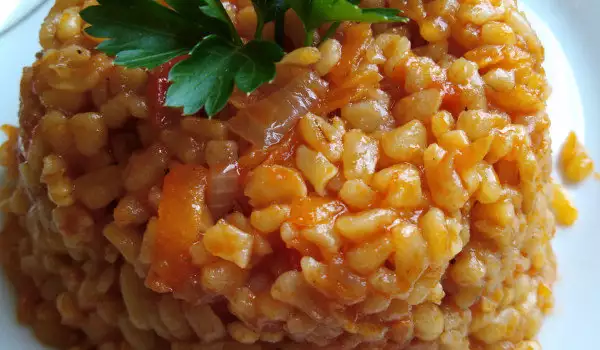 Turkse pilav met bulgur en tomaten