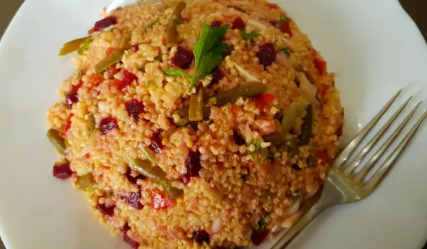 Vegan Marokkaanse millet pilaf met sperziebonen en rode bieten