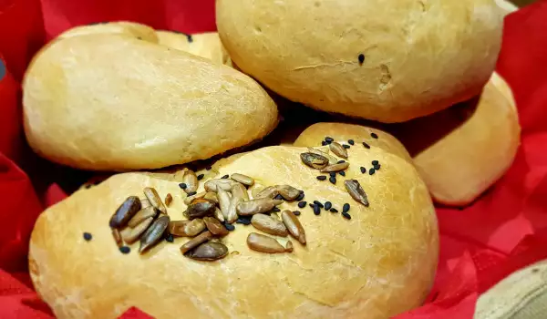 Kleine broodjes met Parmezaanse kaas en zaden