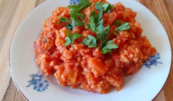 Vegan rijst met tomaten uit blik