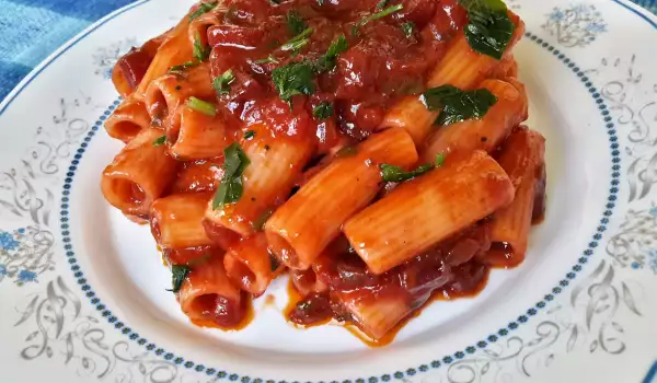 Makkelijke vegan macaroni met tomatensaus