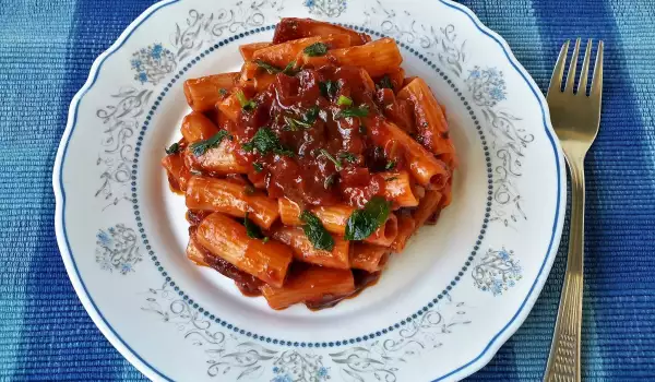 Makkelijke vegan macaroni met tomatensaus