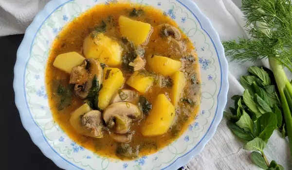 Veganistische lente stoofpot met aardappelen en champignons