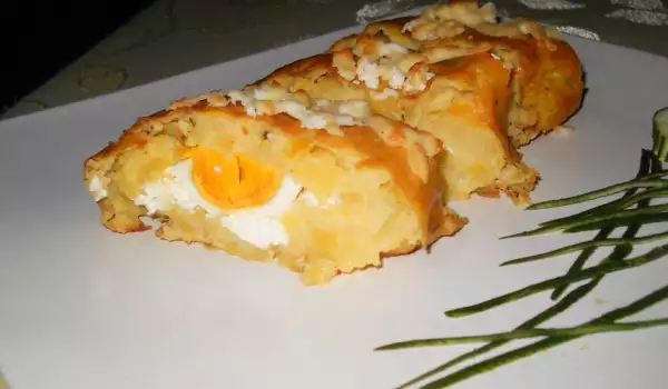 Gevulde aardappel rol met gekookte eieren en kaas