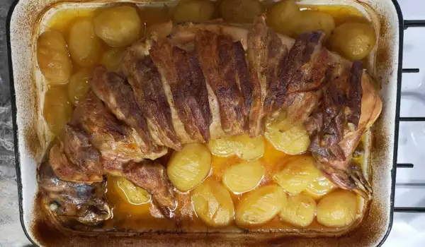 Geroosterd konijn gevuld met aardappelen