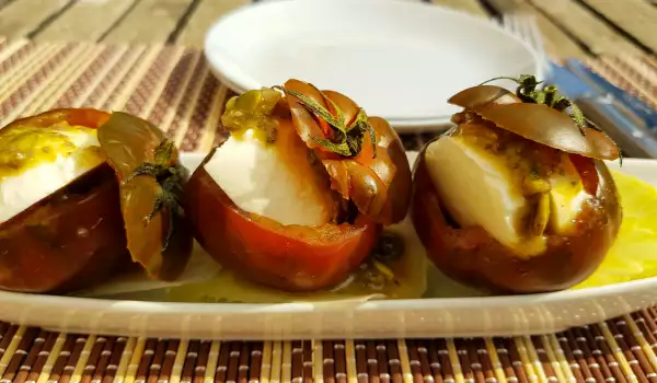 Gevulde tomaten met mozzarella en vinaigrette van chia en pompoenpitten