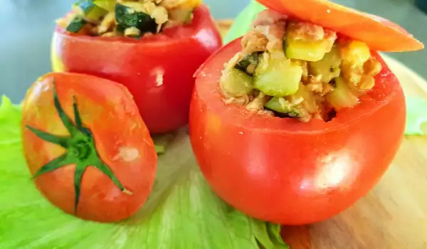 Gevulde tomaten met courgette en tonijn