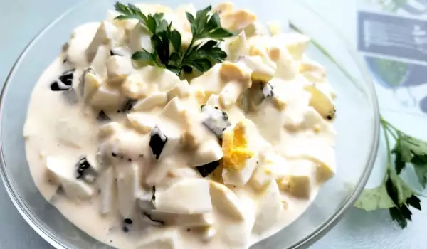 Eiersalade met mayonaise en augurken