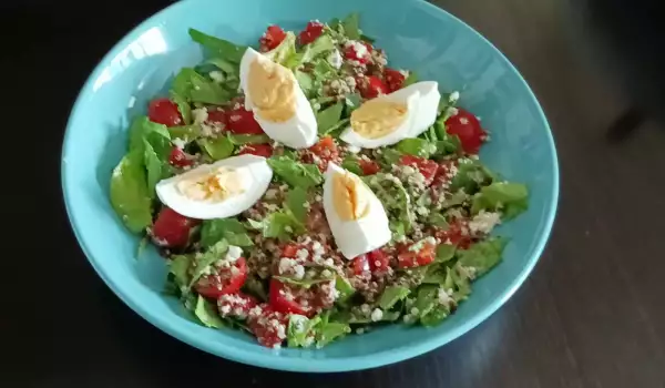 Gezonde salade met quinoa en spinazie