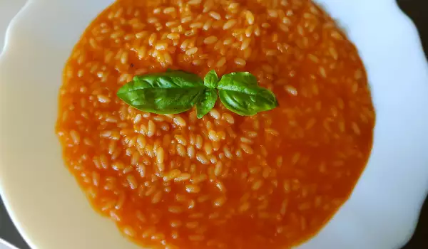 Gemakkelijke en snelle rijst met tomaten