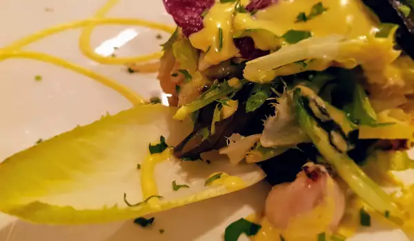 Warme salade met calamares en witlof