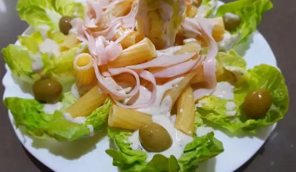 Salade met rigatone, kalkoenfilet en een caesardressing