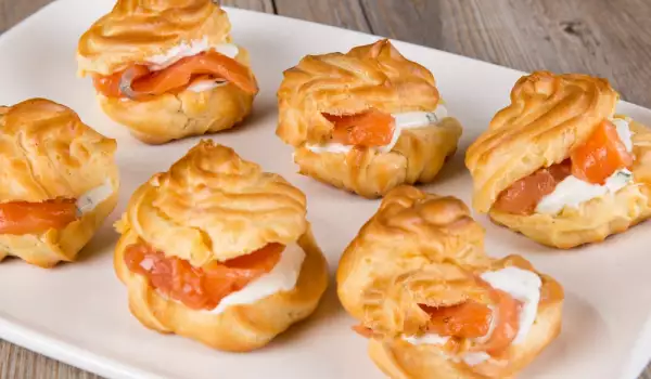 Zoute eclairs van gestoomd deeg