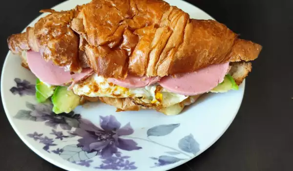 Croissant sandwich met kaas en salami