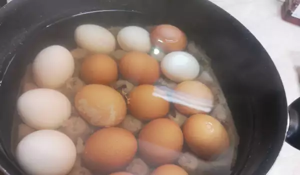 Hoe kook je hardgekookte eieren zonder ze te breken?