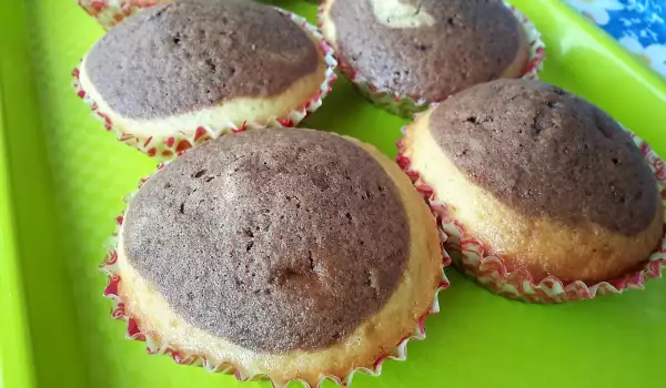 Kleurrijke muffins met cacao