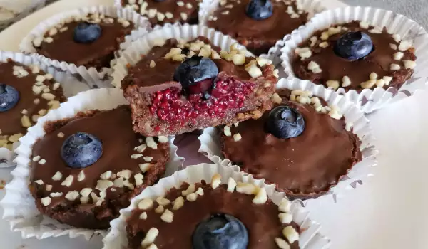Minitaartjes zonder bakken met frambozen en chocolade