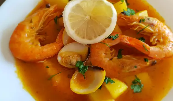 Mediterrane soep met mossel en garnalen