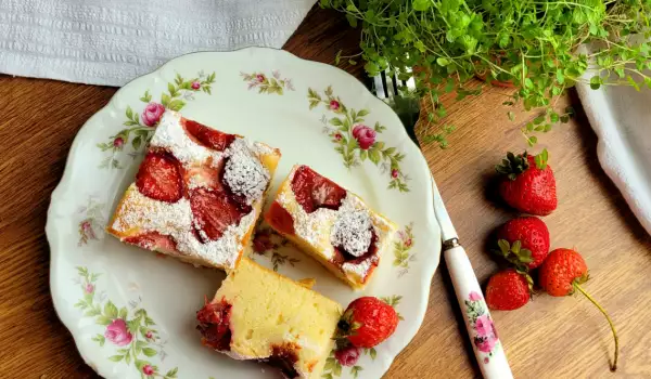 Cake met ricotta en aardbeien