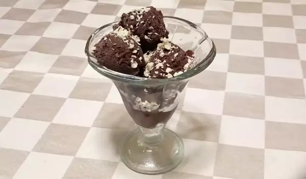 Zelfgemaakte chocolade ijs met slagroom