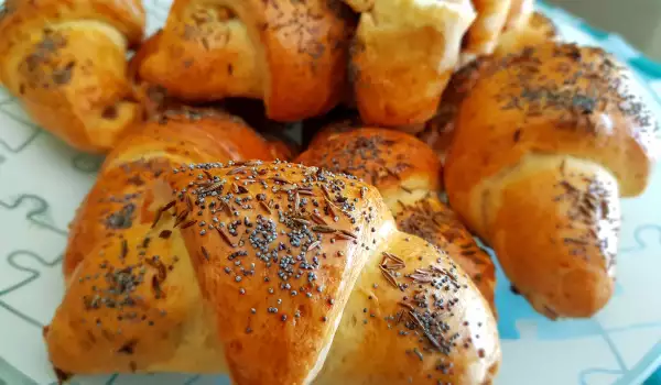 Hartige croissants met maanzaad en komijn