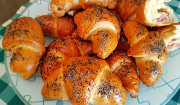 Hartige croissants met maanzaad en komijn