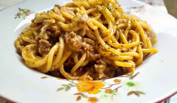 Spaghetti met een saus van tomaten en wijn