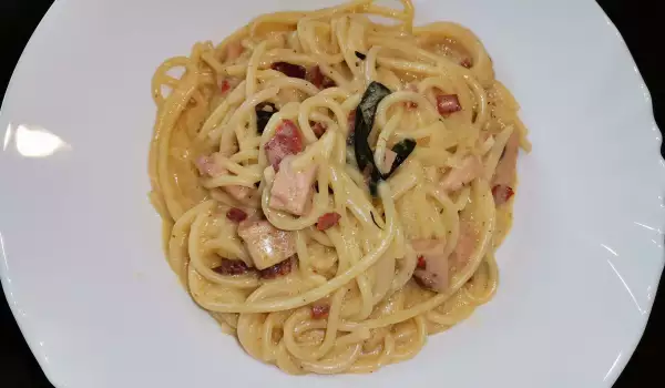 Rijk gevulde spaghetti met champignons en pastrami
