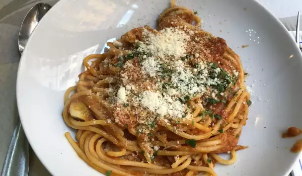 Spaghetti met ansjovis en amandelen