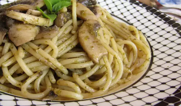 Spaghetti met champignons en pesto
