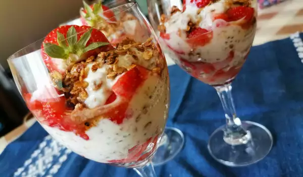 Caloriearm dessert in kopjes met aardbeien en banaan