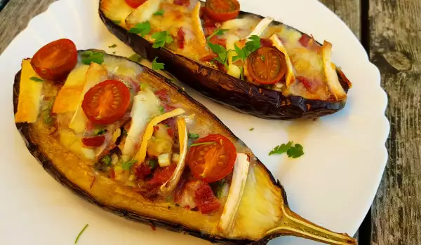 Geroosterde aubergine met kip, cherrytomaten en brie