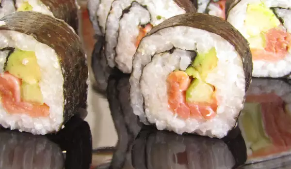 Sushi met avocado, komkommer en gerookte zalm
