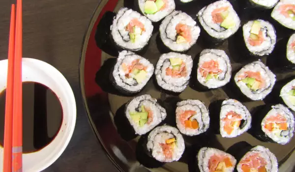 Sushi met avocado, komkommer en gerookte zalm