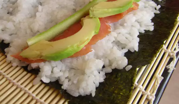 Sushi met avocado, komkommer en gerookte zalm