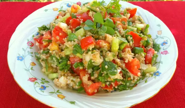 Tabouleh salade met bulgur, komkommer en postelein