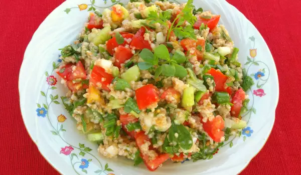 Tabouleh salade met bulgur, komkommer en postelein