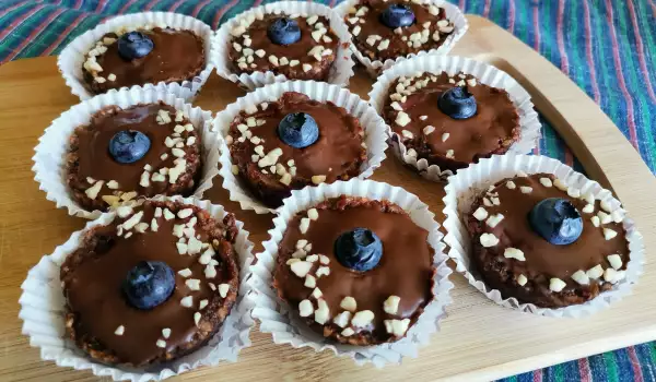 Minitaartjes zonder bakken met frambozen en chocolade