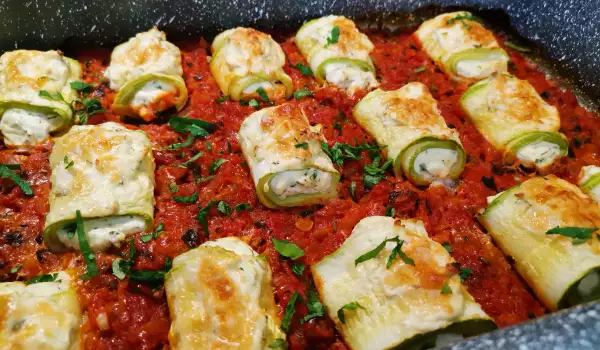 Courgetterolletjes in tomatensaus