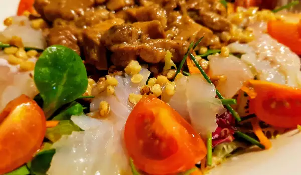 Warme salade met champignons en gerookte kabeljauw