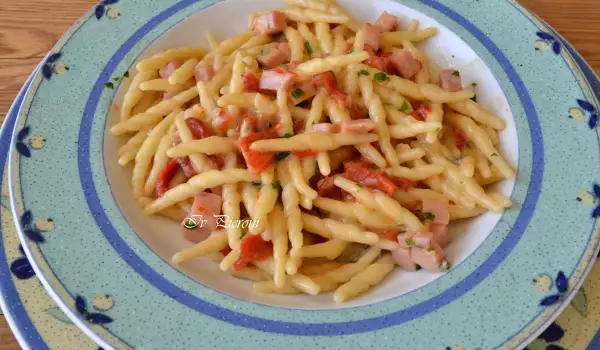 Trofie pasta met geroosterde paprika, ham en gorgonzola